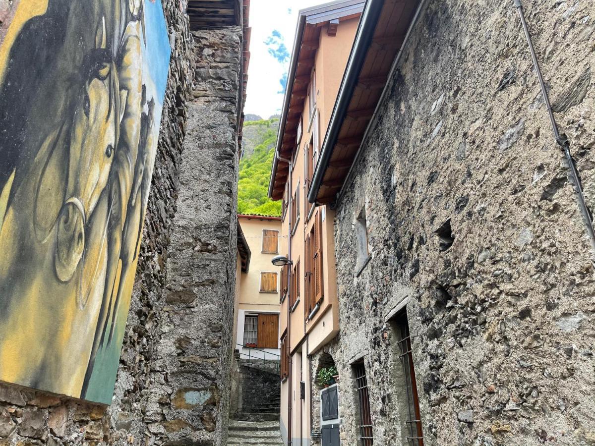 La Casa Di Pucci Nel Borgo Affrescato Di Parlasco Cortenova Exteriör bild